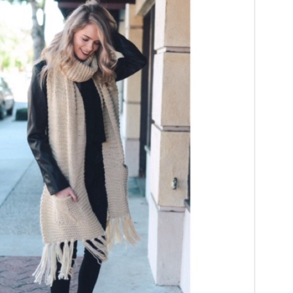 Last 1 ! New Oversized Scarf w/Pockets - Picture 6 of 8
